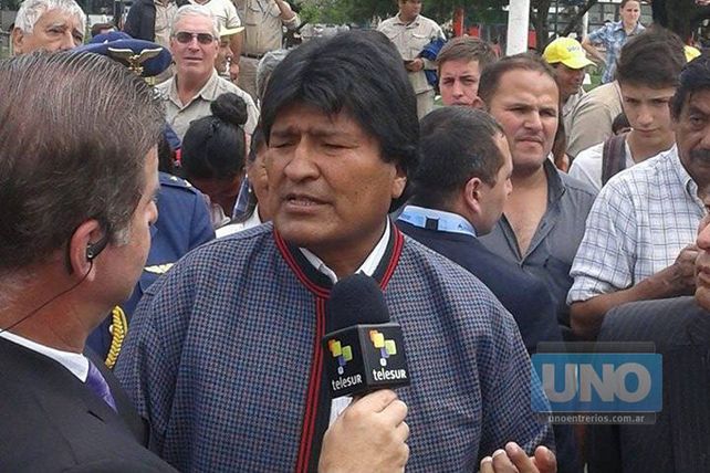 Juan Evo Morales paseó por Paraná y estuvo en la Catedral con la gente