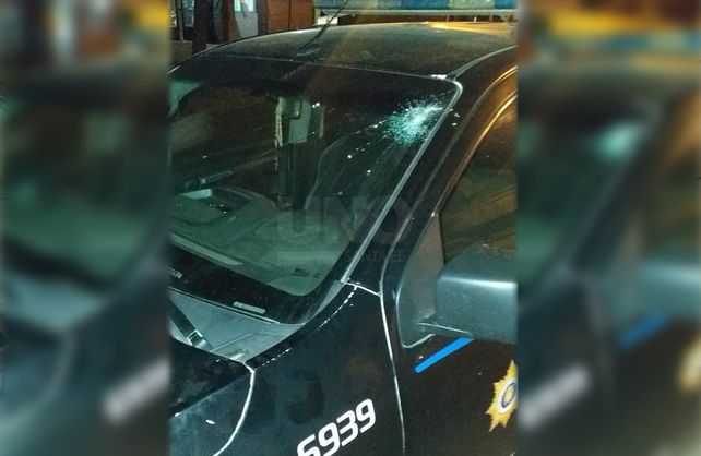 El patrullero apedreado por los familiares de Machado.