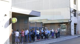 Ayer y hoy, se ven largas colas en los cajeros de distintos bancos&nbsp;