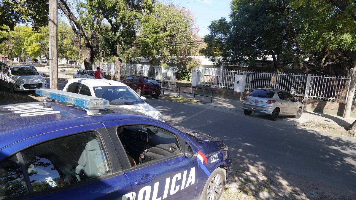 Poner un patrullero en la puerta de una escuela no es la solución