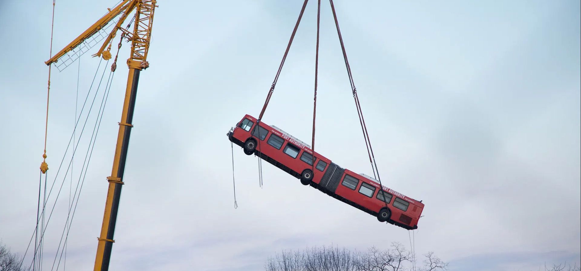 Pittsburgh, Estados Unidos. Una grúa levanta un autobús desde el lugar donde se derrumbó el puente Fern Hollow en Pensilvania.