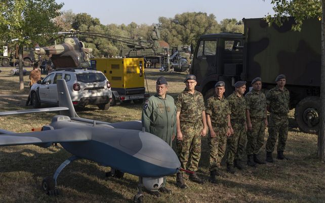Soldados del ejército serbio permanecen firmes junto a un avión no tripulado militar durante una exhibición de armas como parte de un feriado recientemente establecido del Día de la Unidad Serbia en Belgrado