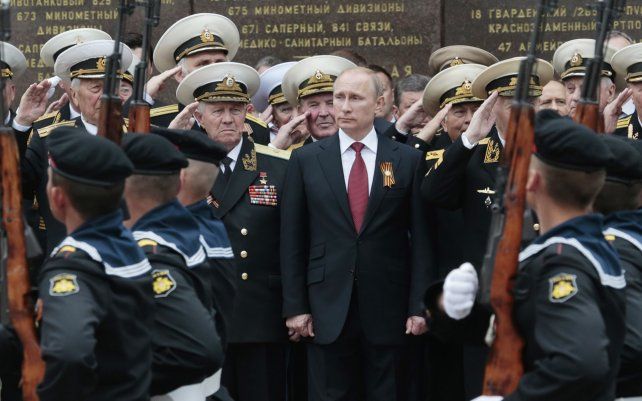 ARCHIVO - Vladimir Putin asiste a un desfile que marca el Día de la Victoria en Sebastopol, Crimea. El Tribunal Europeo de Derechos Humanos decidió este jueves comenzar a considerar la denuncia de Ucrania contra presuntas violaciones de derechos humanos en Crimea, anexada a Rusia.
