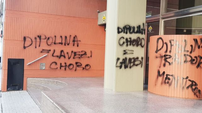 Las pintadas aparecieron este domingo en Santa Fe al 1700.