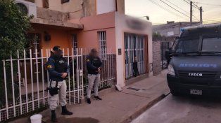 Uno de los allanamientos que se realizaron en Gálvez y San Lorenzo para dar con dos hermanos detenidos como secuestradores.