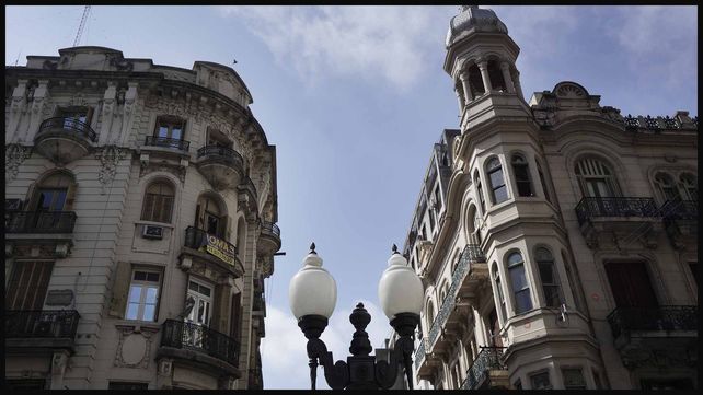 En la esquina de Córdoba y Corrientes está el ex Hotel Palace y enfrente el edificio La Agrícola.