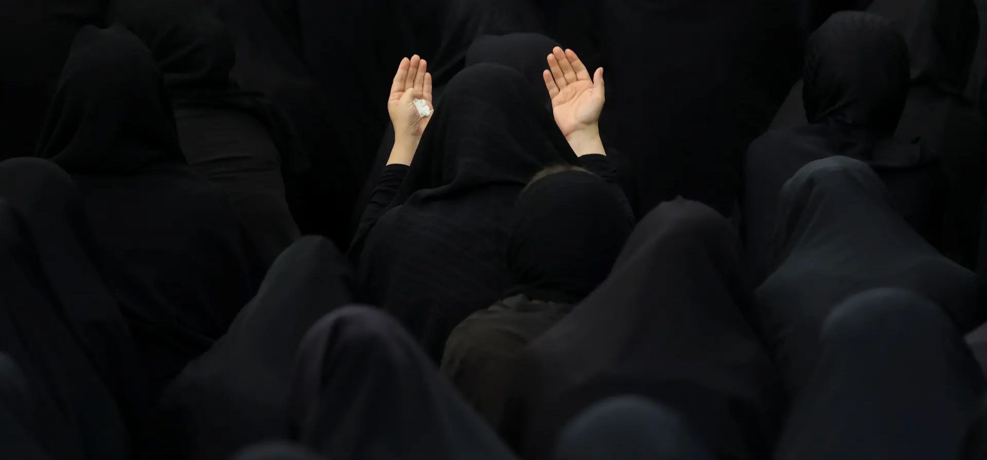 Mujeres musulmanas chiítas iraníes participan en un ritual de luto antes de Ashura, su día más sagrado, Teherán, Irán. Fotografía: Wana News Agency/Reuters
