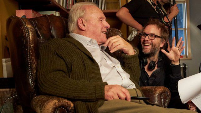 Hopkins con el director Florian Zeller, que debutó en cine con el filme.