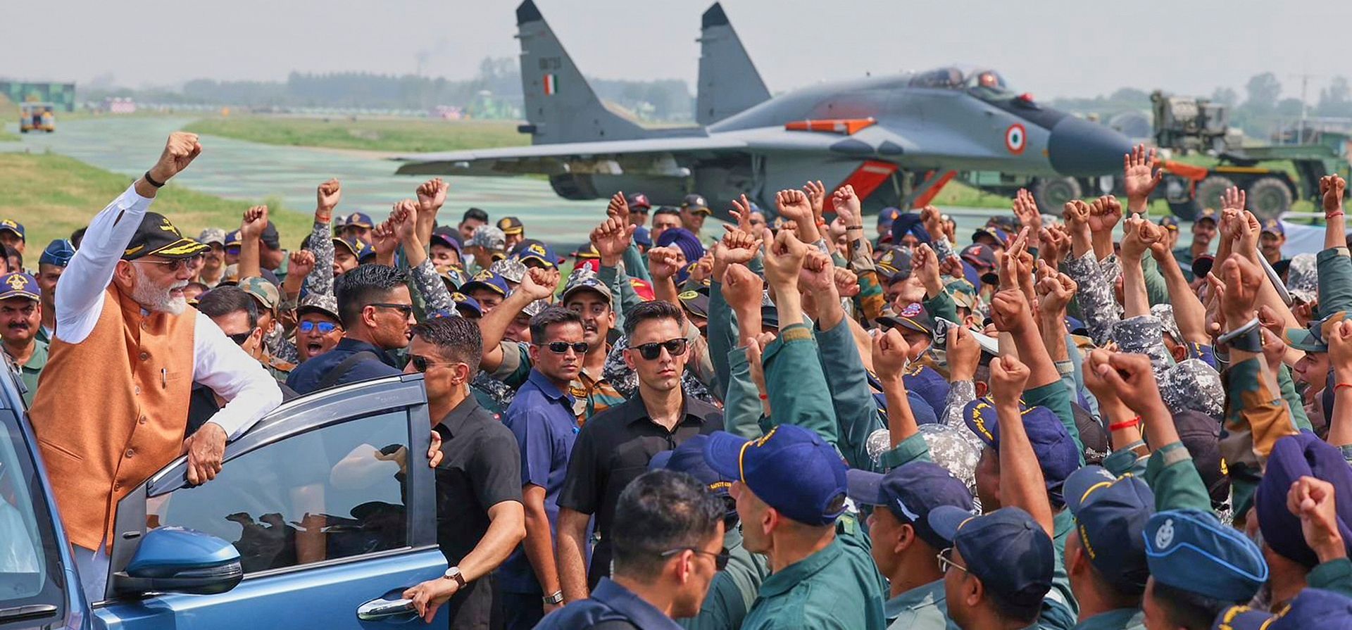 El primer ministro indio, Narendra Modi, saluda a oficiales de la Fuerza Aérea India durante una visita a la base aérea de Adampur, India, el martes 13 de mayo de 2025. (Oficina del Primer Ministro de la India en X vía AP) El primer ministro indio, Narendra Modi, saluda a oficiales de la Fuerza Aérea India durante una visita a la base aérea de Adampur, India, el martes 13 de mayo de 2025. (Oficina del Primer Ministro de la India en X vía AP)