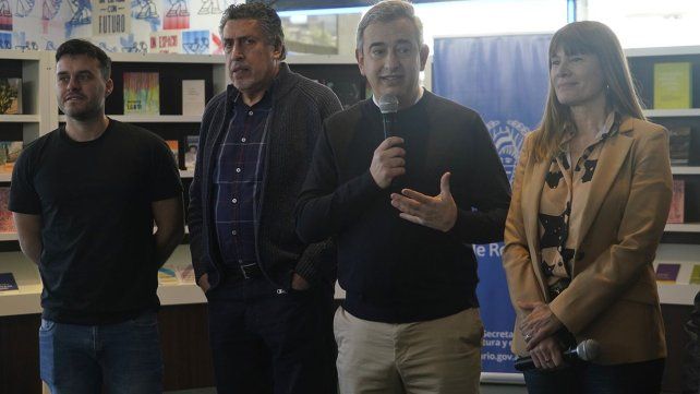 El intendente Pablo Javkin confirmó una nueva edición de la Noche de las Peatonales con una broma a su cuenta fake de redes sociales.