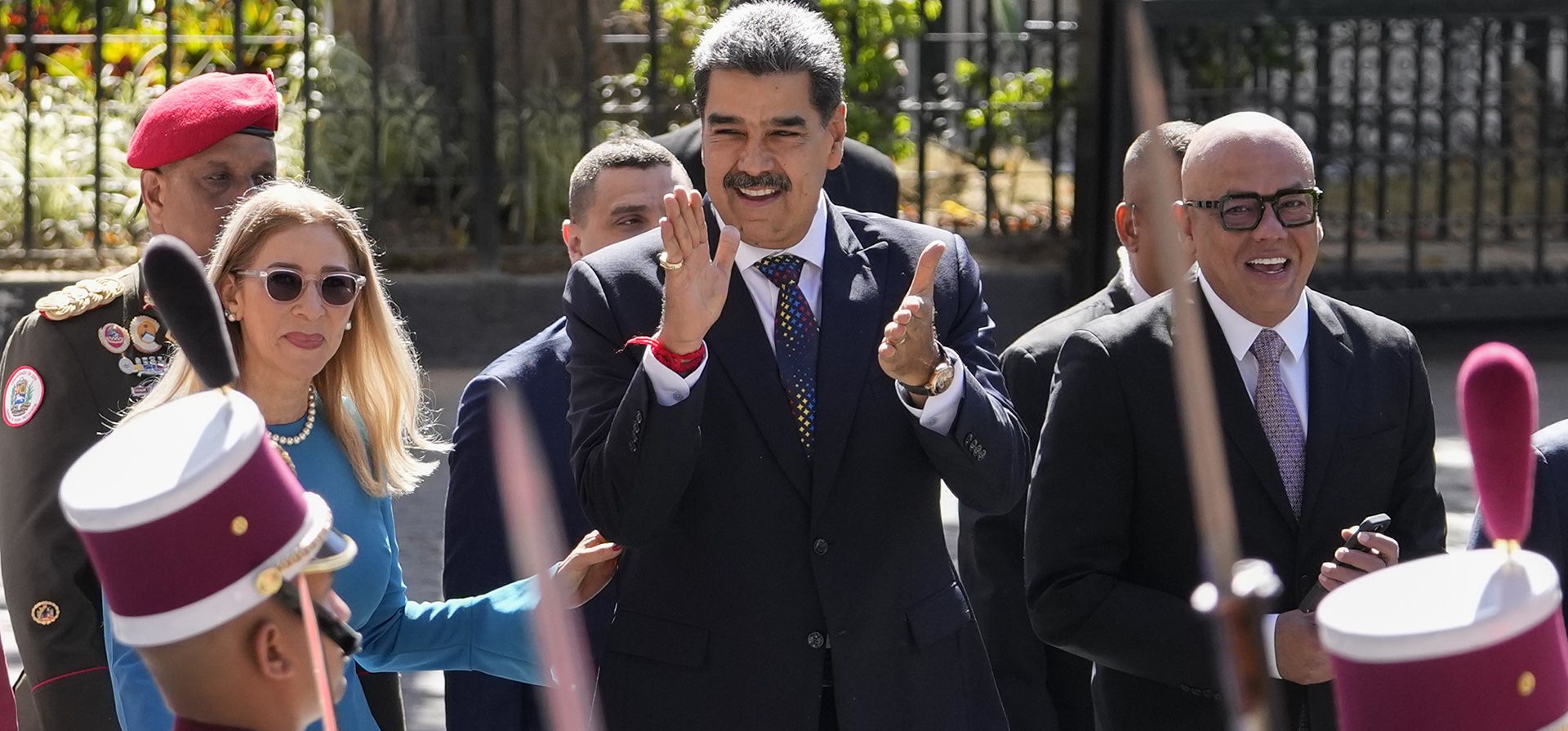 El presidente venezolano Nicolás Maduro, su esposa Cilia Flores, y el presidente de la Asamblea Nacional Jorge Rodríguez, llegan a la Asamblea Nacional para su ceremonia de juramentación para un tercer mandato en Caracas, Venezuela, el viernes 10 de enero de 2025. (Foto AP/Matias Delacroix) El presidente venezolano Nicolás Maduro, su esposa Cilia Flores, y el presidente de la Asamblea Nacional Jorge Rodríguez, llegan a la Asamblea Nacional para su ceremonia de juramentación para un tercer mandato en Caracas, Venezuela, el viernes 10 de enero de 2025. (Foto AP/Matias Delacroix)
