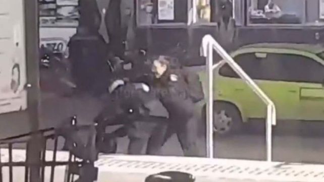 Video: dos policías de Santa Fe terminaron a las trompadas por el amor de otra agente