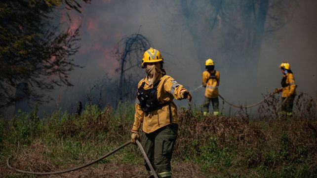Santa Fe bajo alerta roja por incendios forestales: la provincia planifica acciones y suma un avión hidrante para combatir el fuego