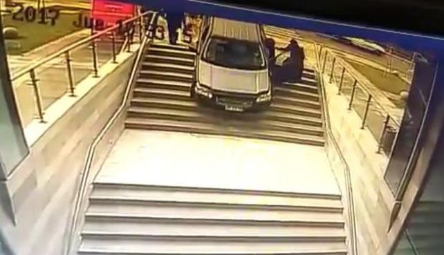 Confundió la entrada de un edificio con un estacionamiento y el resultado fue desastroso