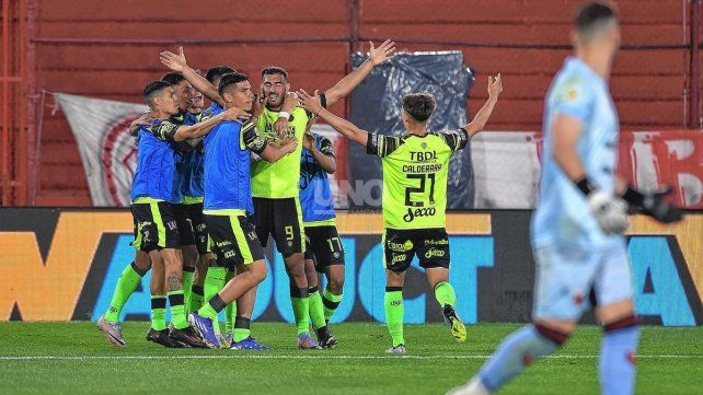 Colón sufrió una durísima derrota ante Barracas Central por 2-1.