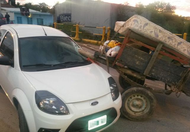 Chocaron un carro y un auto: dos heridos