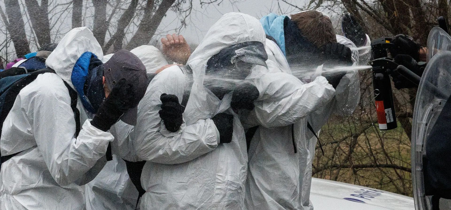 Agentes de policía usan gas pimienta contra activistas ambientales de la coalición Code Rouge durante una protesta contra la industria de la aviación, Amberes, Bélgica. Fotografía: Simon Wohlfahrt/AFP/Getty Images Agentes de policía usan gas pimienta contra activistas ambientales de la coalición Code Rouge durante una protesta contra la industria de la aviación, Amberes, Bélgica. Fotografía: Simon Wohlfahrt/AFP/Getty Images