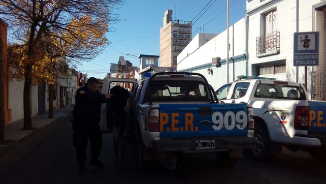 El menor de los detenidos bajando de la camioneta de la policía. Foto UNO Javier Aragón. 