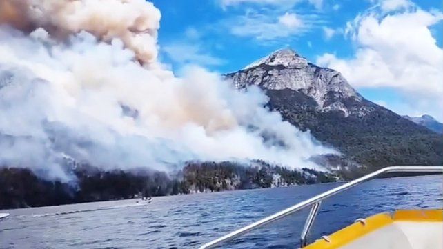 Brigadistas y helicópteros continúan combatiendo el incendio en el Parque Nacional Nahuel Huapi. La Dirección de Parques Nacionales radicó una denuncia