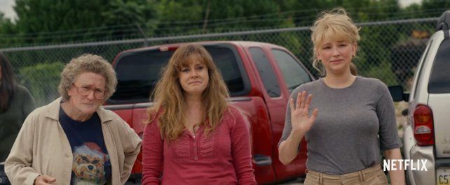 Glenn Close (izquierda) y Amy Adams (centro) dijeron que querían ser respetuosas con los hechos que narra el libro.