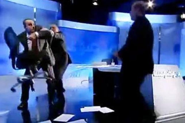 Casi se agarran a los sillazos en pleno debate político