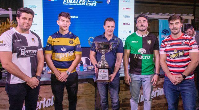 &nbsp;Los capitanes de los equipos finalistas junto al representante del gobierno santafesino.
