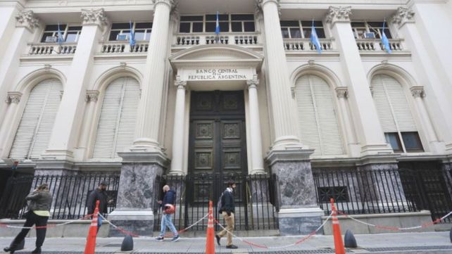 Las reservas del Banco Central se desplomaron pese a que la autoridad monetaria compra dólares en el mercado.