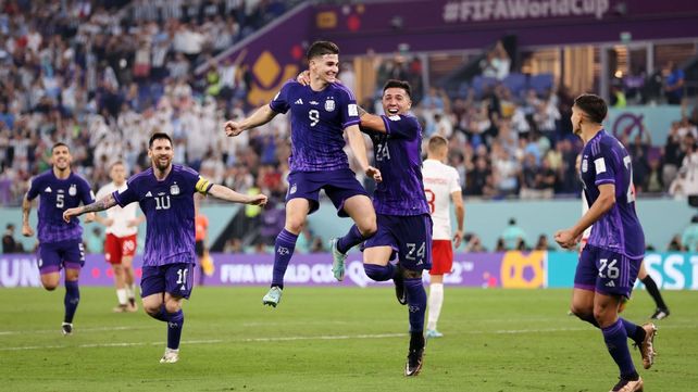 La selección argentina avanza en el Mundial en forma competitiva con un plantel renovado.