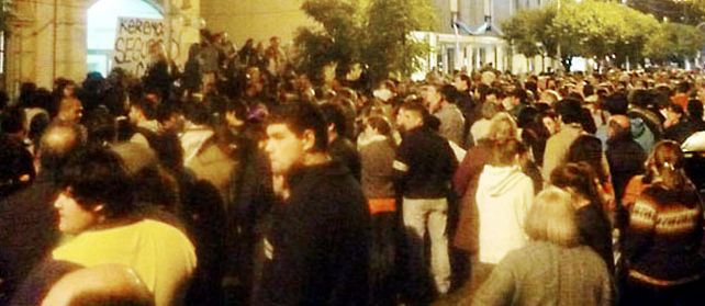 Los pobladores de Cañuelas realizaron movilizaciones frente al municipio y comisarías.