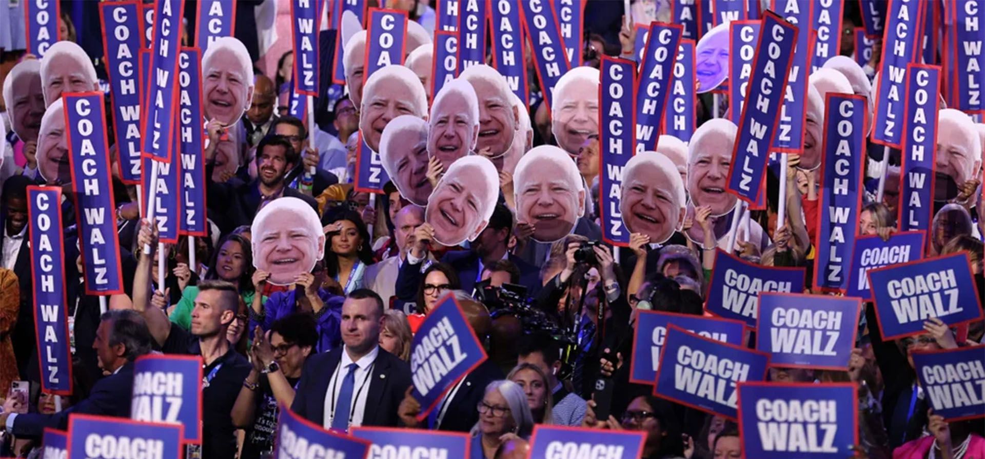Los carteles y recortes de 'Coach Walz' que representan al candidato demócrata a la vicepresidencia de Estados Unidos, el gobernador de Minnesota, Tim Walz, se llevan a cabo en el día 3 de la convención nacional demócrata en el United Center, Chicago, Illinois. Fotografía: Mike Blake/Reuters Los carteles y recortes de 'Coach Walz' que representan al candidato demócrata a la vicepresidencia de Estados Unidos, el gobernador de Minnesota, Tim Walz, se llevan a cabo en el día 3 de la convención nacional demócrata en el United Center, Chicago, Illinois. Fotografía: Mike Blake/Reuters