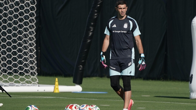 Dibu Martínez pudo calzarse los guantes y entrenó con la selección argentina.