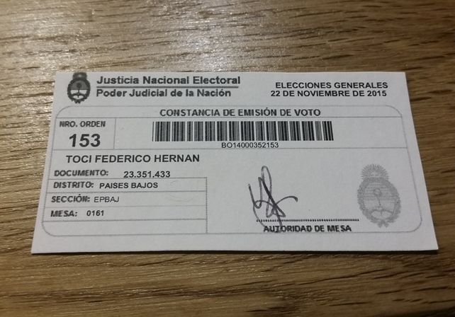 Argentinos en el exterior votan en embajadas y consulados