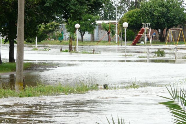Desbordó el canal de Maciel por el agua que llega de los campos