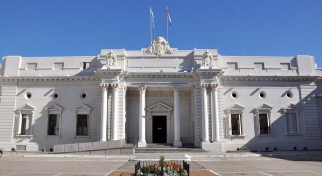 En la Legislatura y otros escenarios de poder asoman días de gran intensidad política para poder saldar una deuda histórica en Santa Fe.