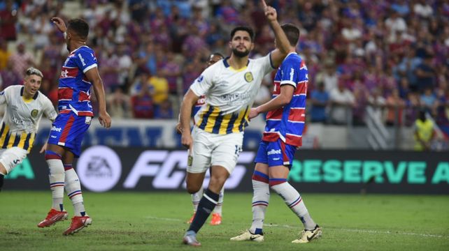 Facundo Mallo grita el gol ante Fortaleza. Luego tendría que dejar la cancha y Central perdió. Lo pierde ahora para la Liga Profesional.