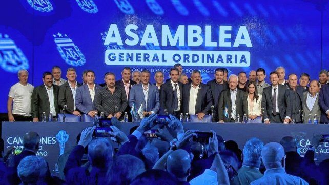 Tapia fue reelecto como presidente de la AFA y se anularon los descensos en Primera