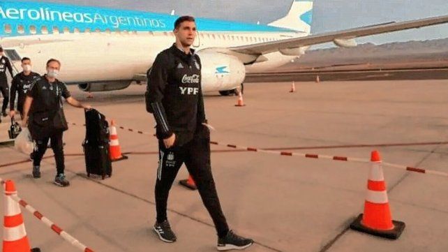 Dibu Martínez arriba al país para sumarse a la Selección Argentina