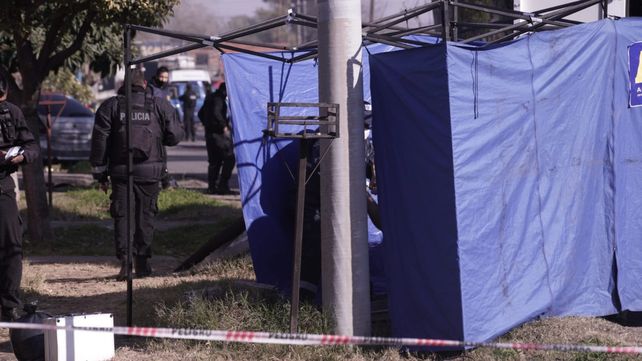 La escena del crimen fue protegida por la policía.