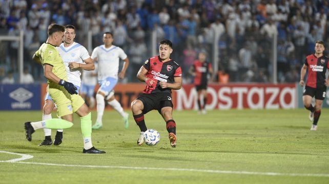 Chiverano la busca pero llega antes Durso. Newells juega en el José Fierro con Atlético Tucumán.