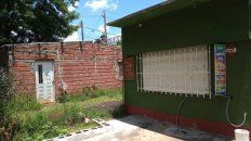 Objetivo errado. En Lima al 3200 una mujer fue baleada en un quiosco y el blanco era la casa contigua en la que hasta hace 3 años vivieron familiares del matador de Javier Ojeda. Objetivo errado. En Lima al 3200 una mujer fue baleada en un quiosco y el blanco era la casa contigua en la que hasta hace 3 años vivieron familiares del matador de Javier Ojeda.