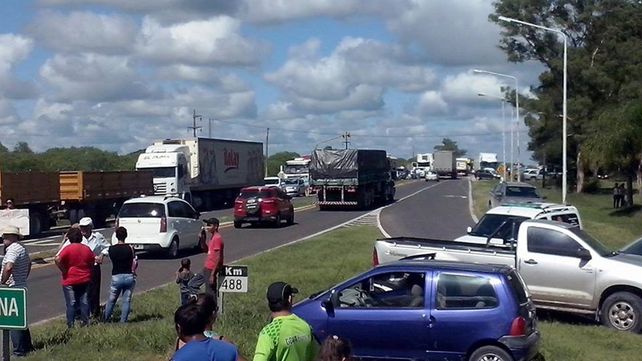 Cortaron ruta 12 para exigir mejoras en el camino que une Curtiembre y Cerrito
