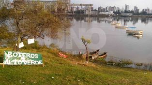 Los boteros realizan el “cruce” mientras esperan otra lancha