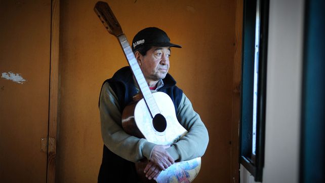 El músico Jorge Negro Velázquez hace años que vive en la calle pero se declara un artista de todos los escenarios de Rosario.&nbsp;