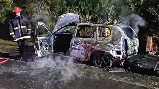 La camioneta se incendió por completo en Avenida Estrada de Paraná.