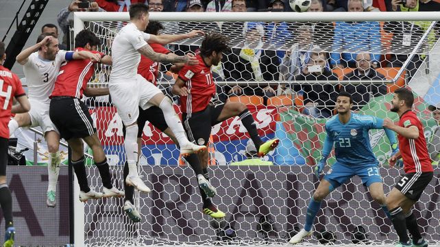 Uruguay logra una victoria agónica en el debut ante Egipto