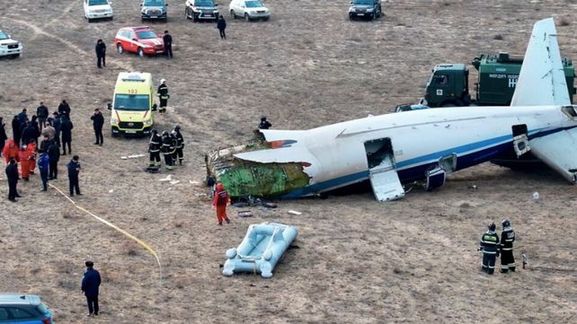Un avión de Azerbaijan Airlines se estrelló en el oeste de Kazajistán: al menos 39 muertos