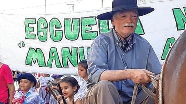 Con su carro. Pichi Muñoz era parte de la caminata de la tradición que organiza la escuela en el mes de noviembre.