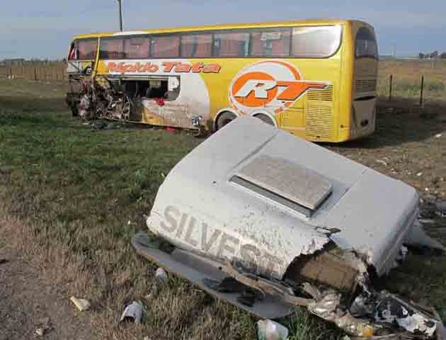 El ómnibus de larga distancia se llevó la peor parte del accidente. (Foto: A. Celoria)