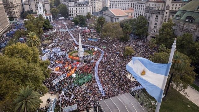 Una Plaza de Mayo colmada pidió por una ley contra el negacionismo