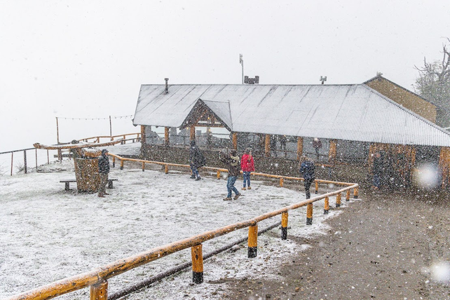 Una fuerte nevada sorprendió en el almuerzo en el refugio Extremo Encantado, en el cerro López